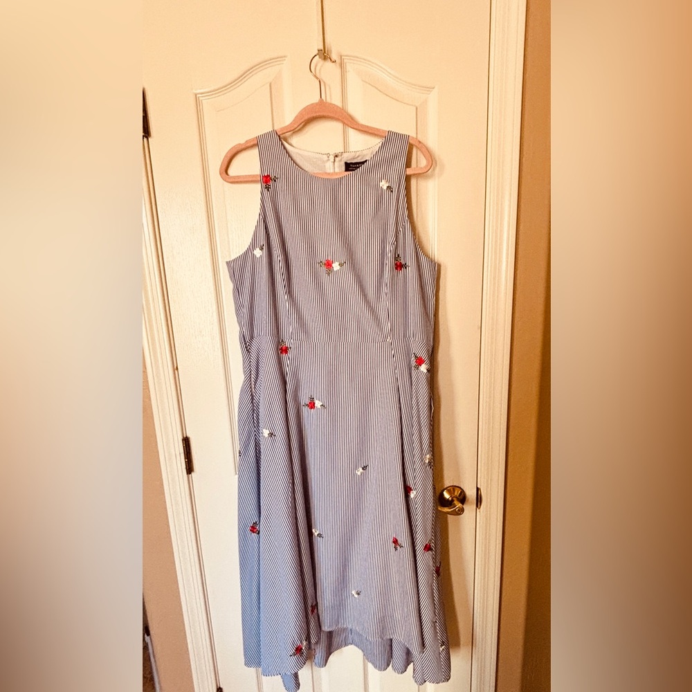 Tahari Blue & White Vertical Striped Sleeveless Dress with Floral Embroidery - Picture 10 of 10
